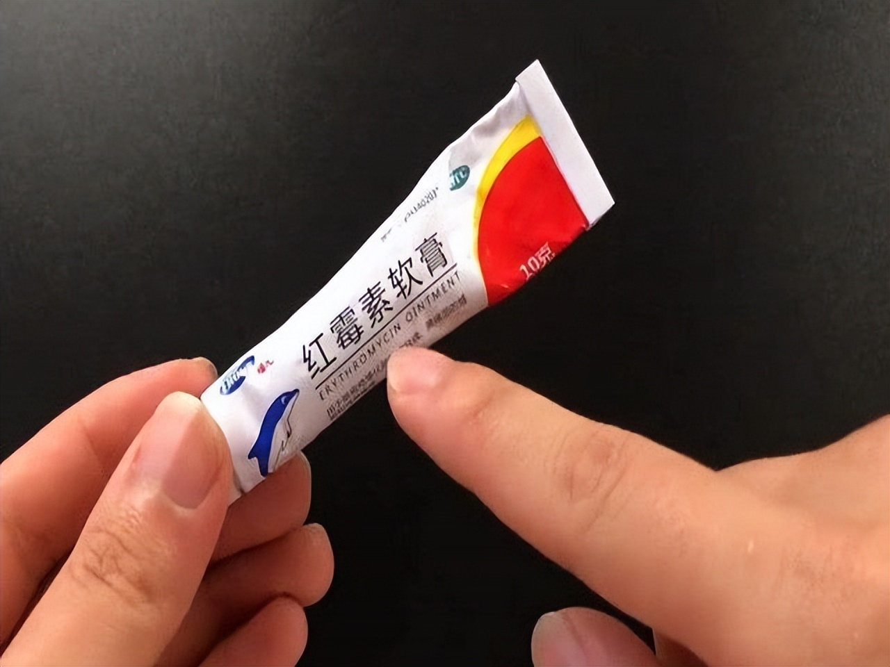 红霉素软膏，在眼部涂两下，会出现什么变化？建议了解一下