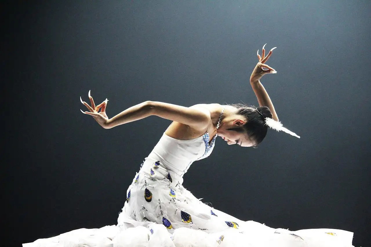 63岁杨丽萍视频秀舞指甲折断成热闻，明星天价身体部位知多少