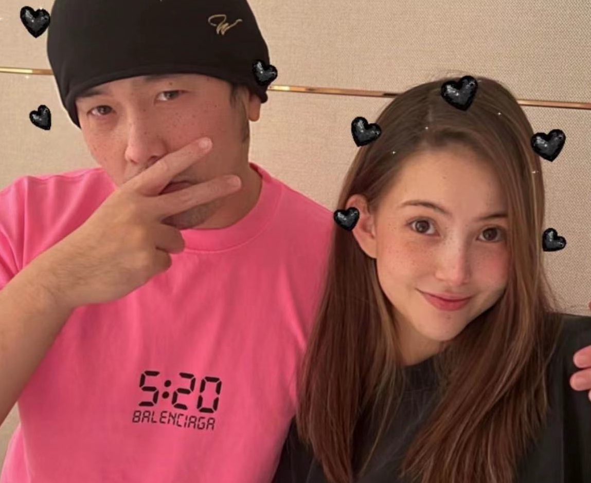 周杰伦全家出游，助理检查路人手机禁止拍照，网友建议当事人报警