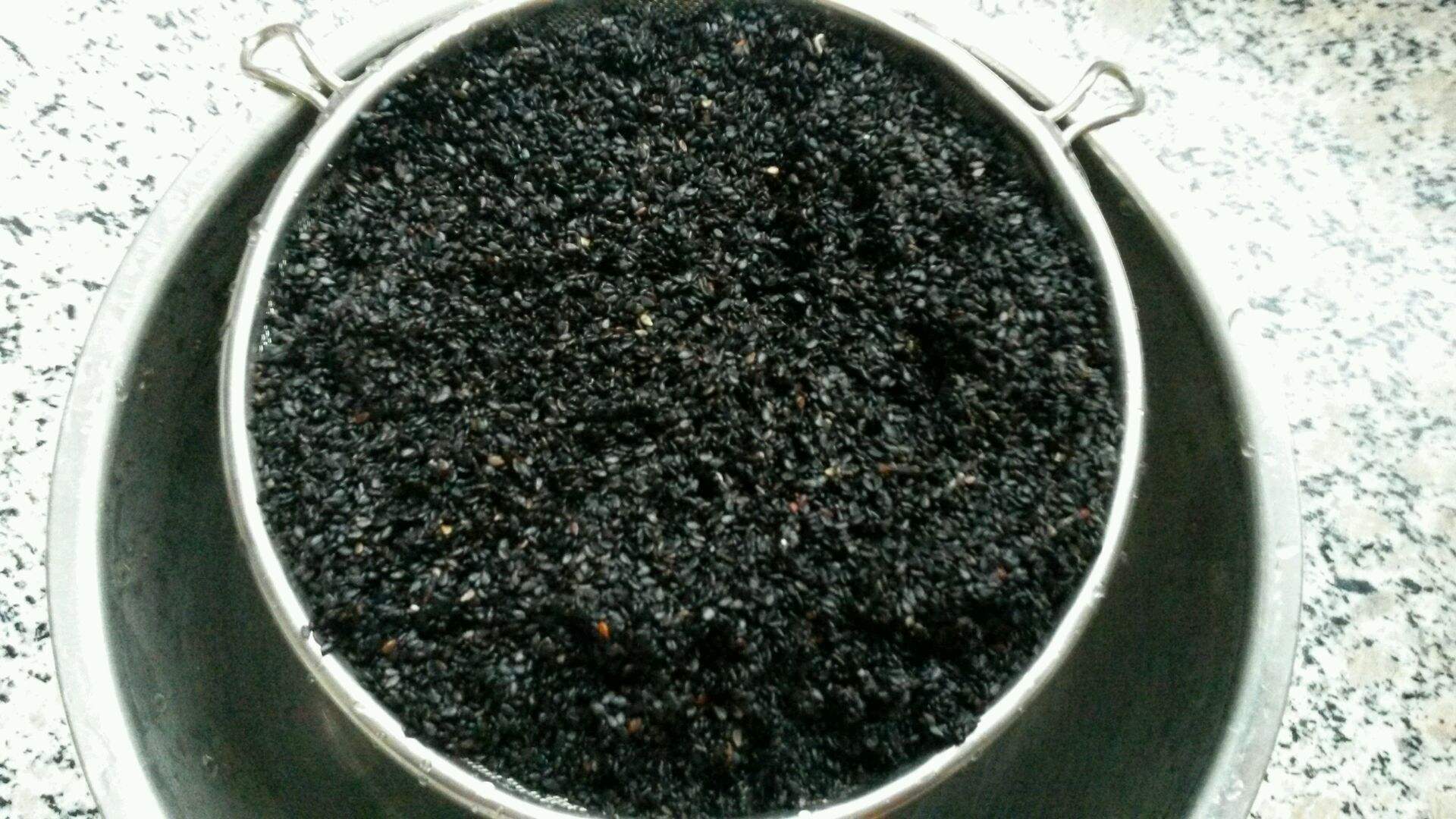 吃芝麻抗氧化、抗衰老，可选择黑芝麻还是白芝麻？哪种营养最高？