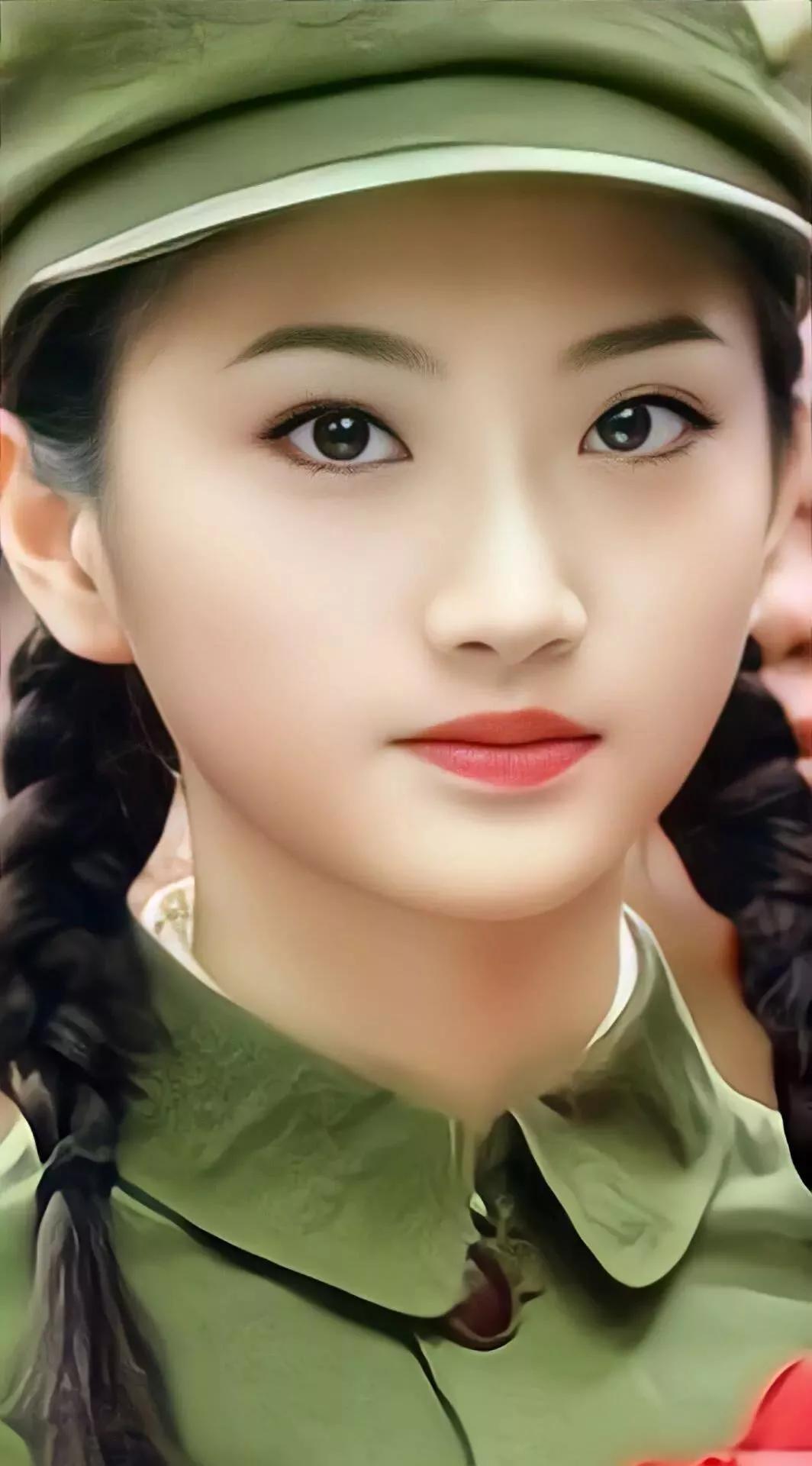 24明星军装女神美照，气质唯美，自信从容，美丽大方