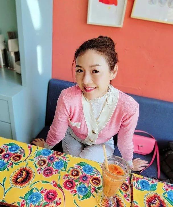 陈茵薇同5岁女女同款发型，陈豪一家五口幸福满满