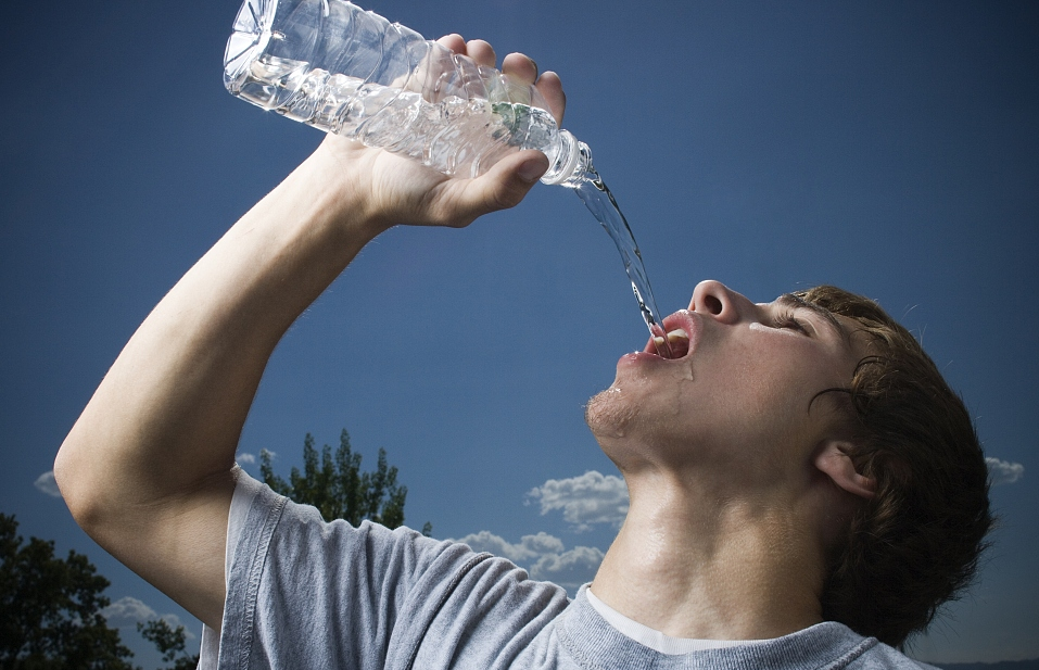 为啥欧美人喝冰水,胃没事,国人常喝热水却胃病高发?