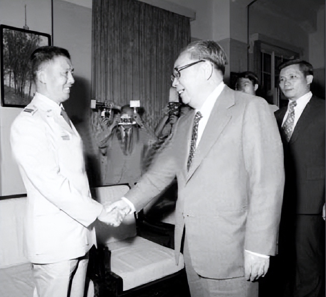 1977�� ������Ǯ��ɫ�����ķ�԰�� ��ʻ�Ƚ�ս���Ӵܶ԰�