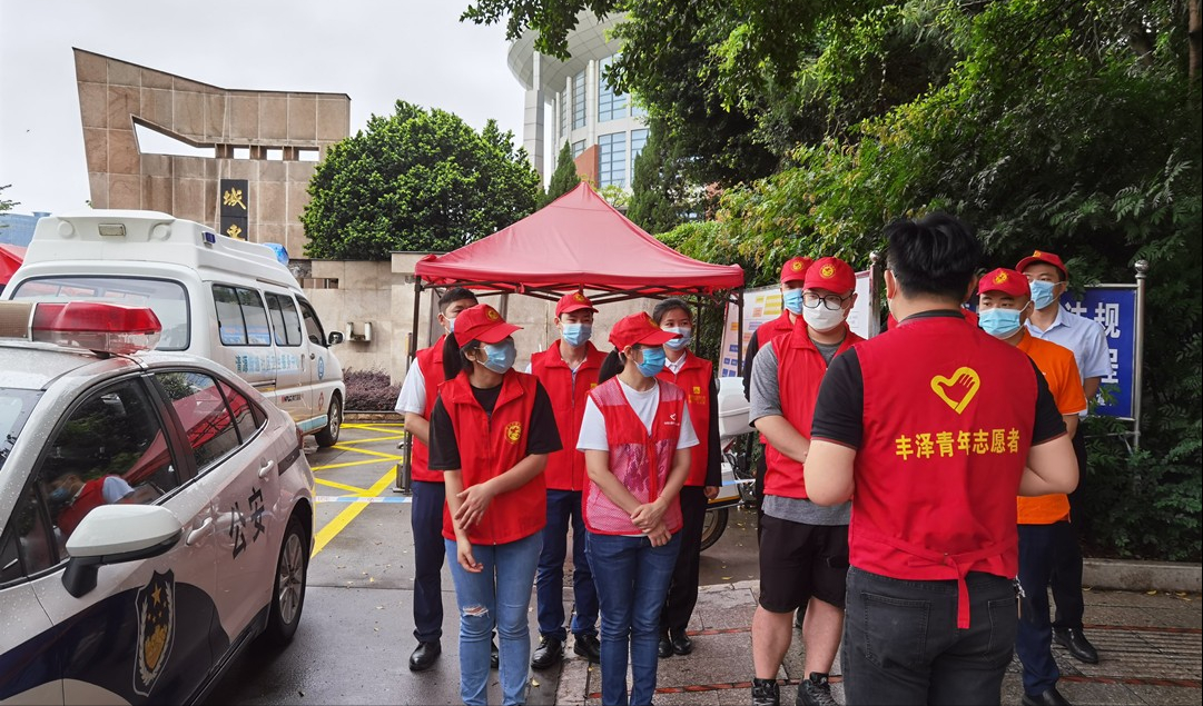 “爱心助考 为梦护航”福建小白装饰设计有限公司参加护考活动