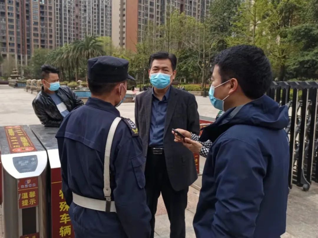 市人大常委会领导深入各联点社区督导疫情防控工作