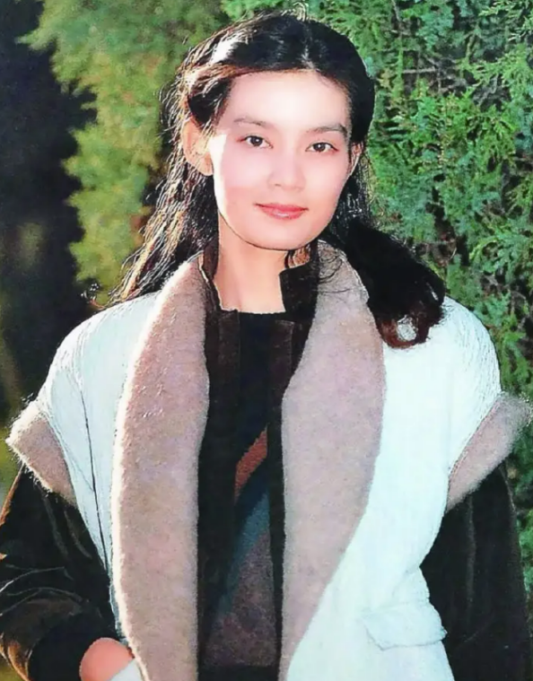 挂历女神殷亭茹：爆红后退圈，中年丧夫，晚年又病死他乡令人唏嘘