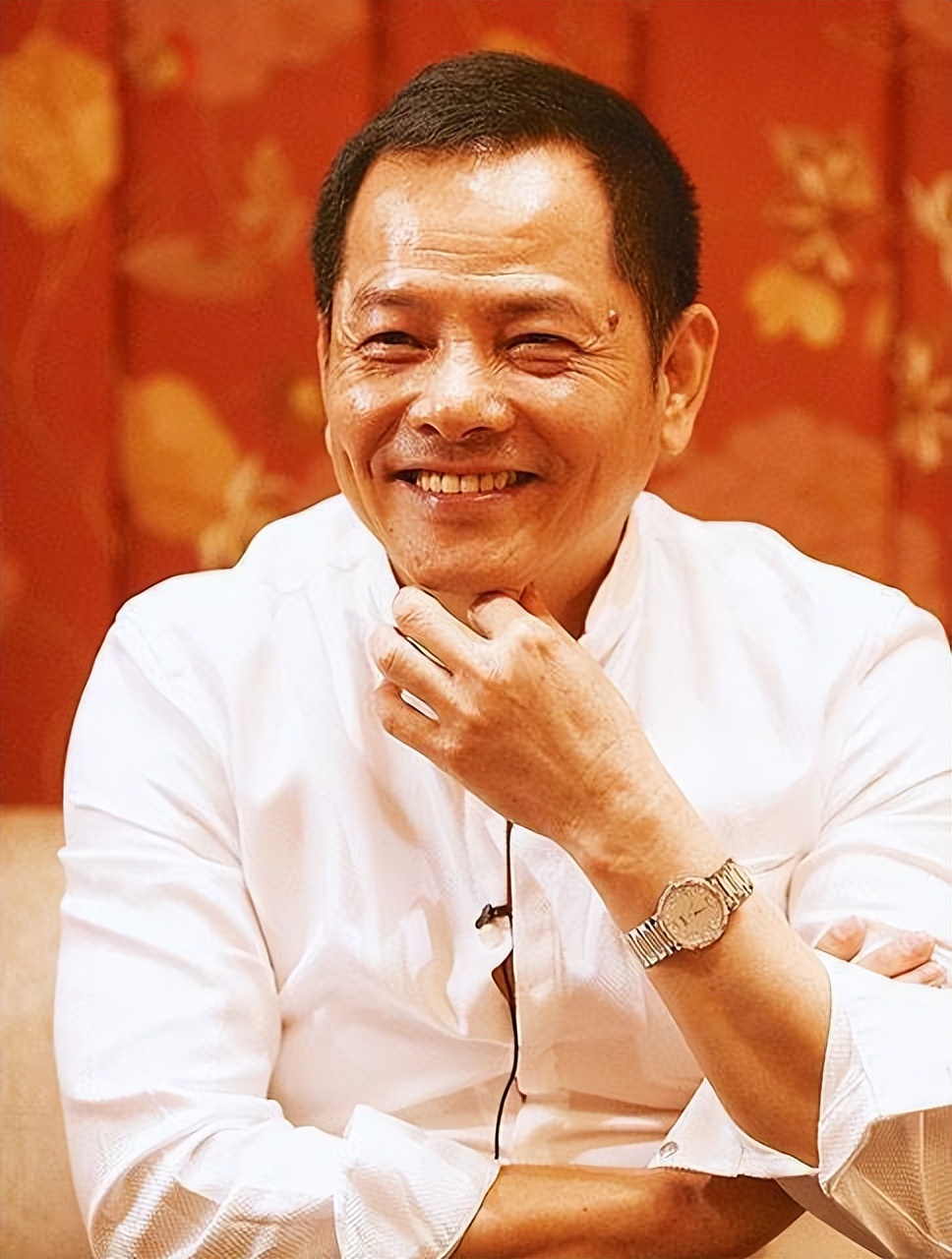和混血嫩模“人肉沙发”的周焯华，也走到了今天