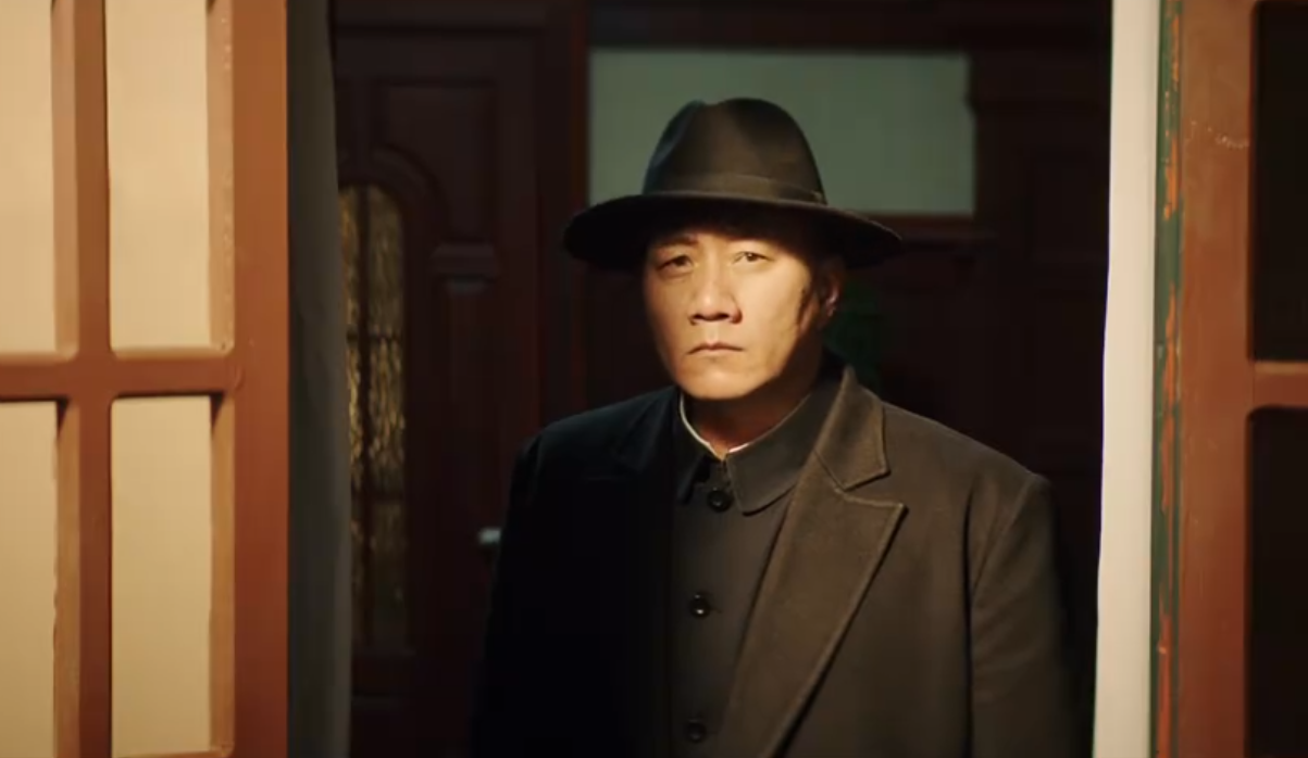 纹眉植发大红唇，手枪比肩迫击炮，想不到胡军还能接这种抗日神片