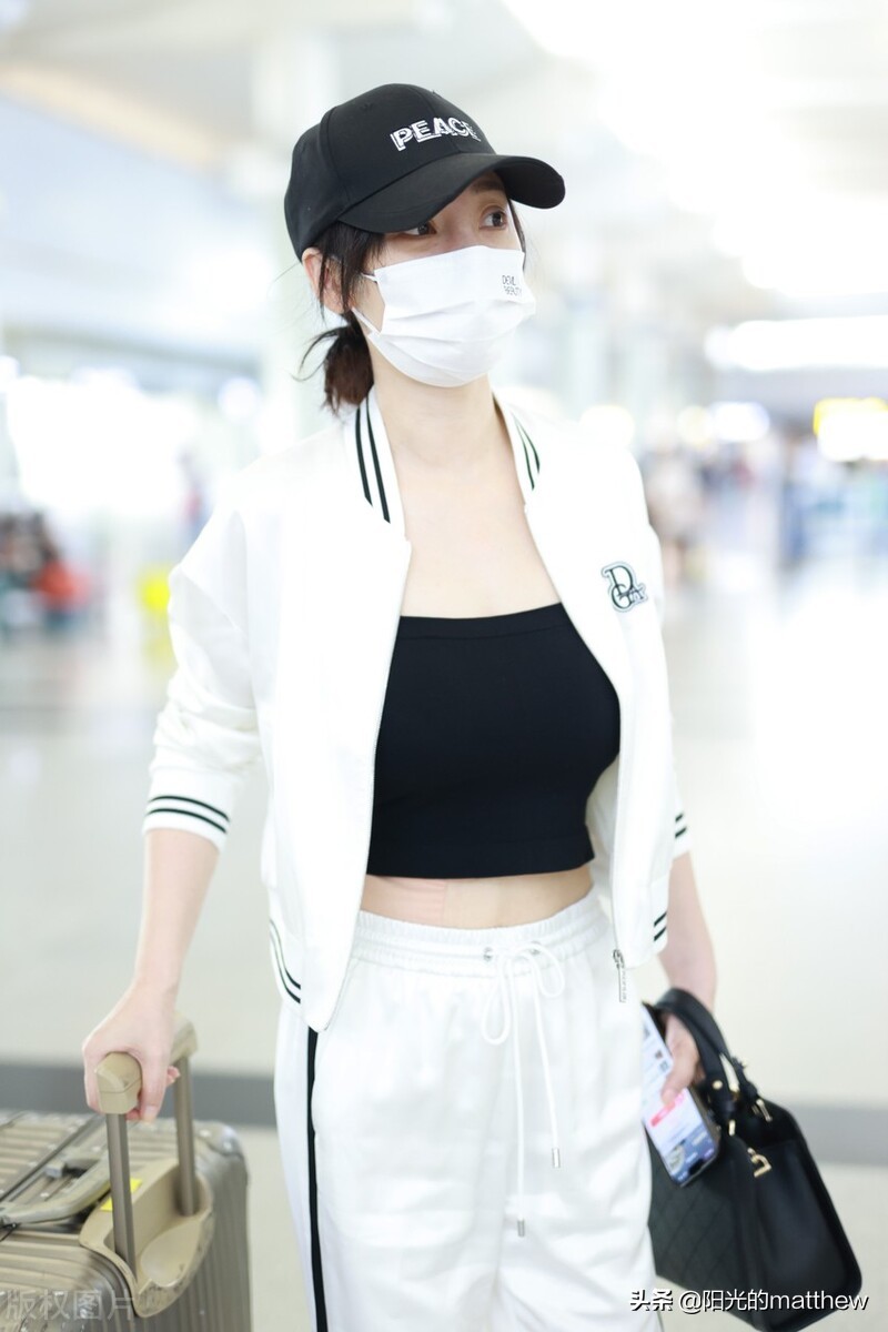 柳岩身穿白色拉链外套搭条纹运动裤时尚大气