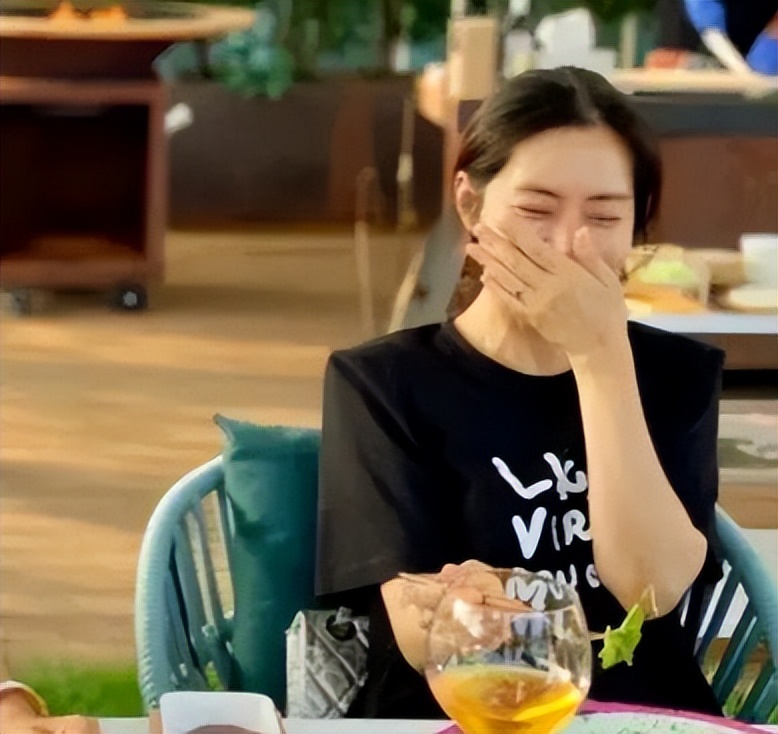 孙艺珍与宋允儿聚餐，身材纤细不像孕妇，玄彬只在一旁烤肉