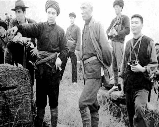 1949年,一架运钞机坠毁山野,10万银元被村民哄抢,结局如何?