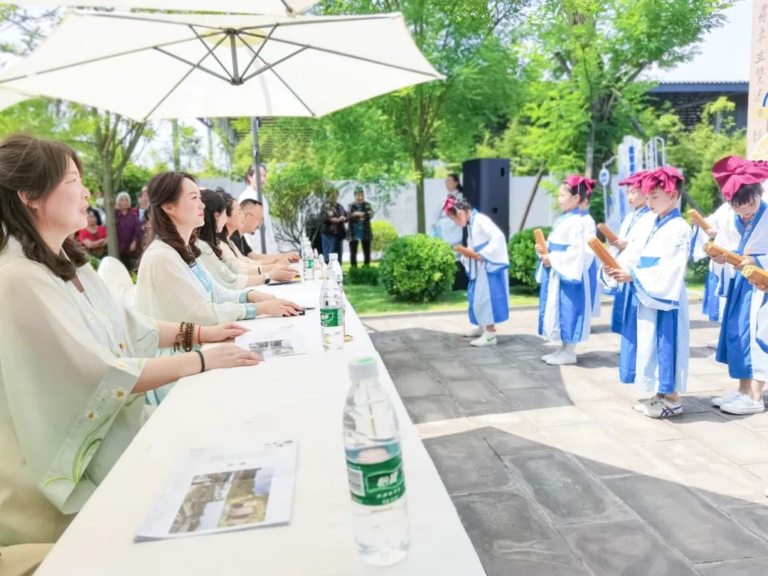 成都市双流区金桥小学师生代表参加槐轩故里文化苑揭牌仪式