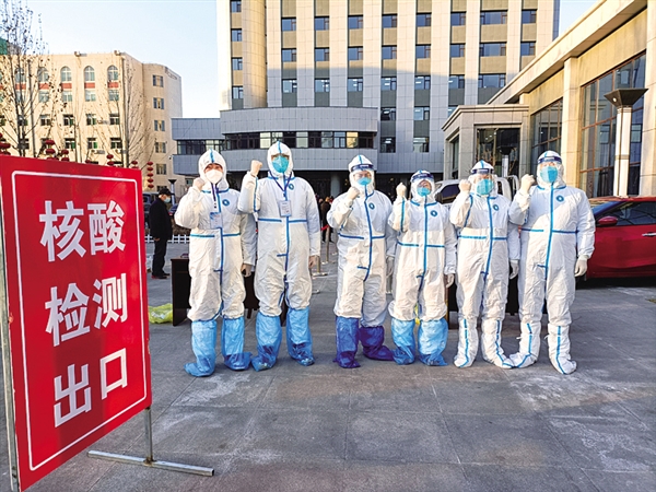 太谷区疾病预防控制中心工作人员在核酸检测点为太谷加油