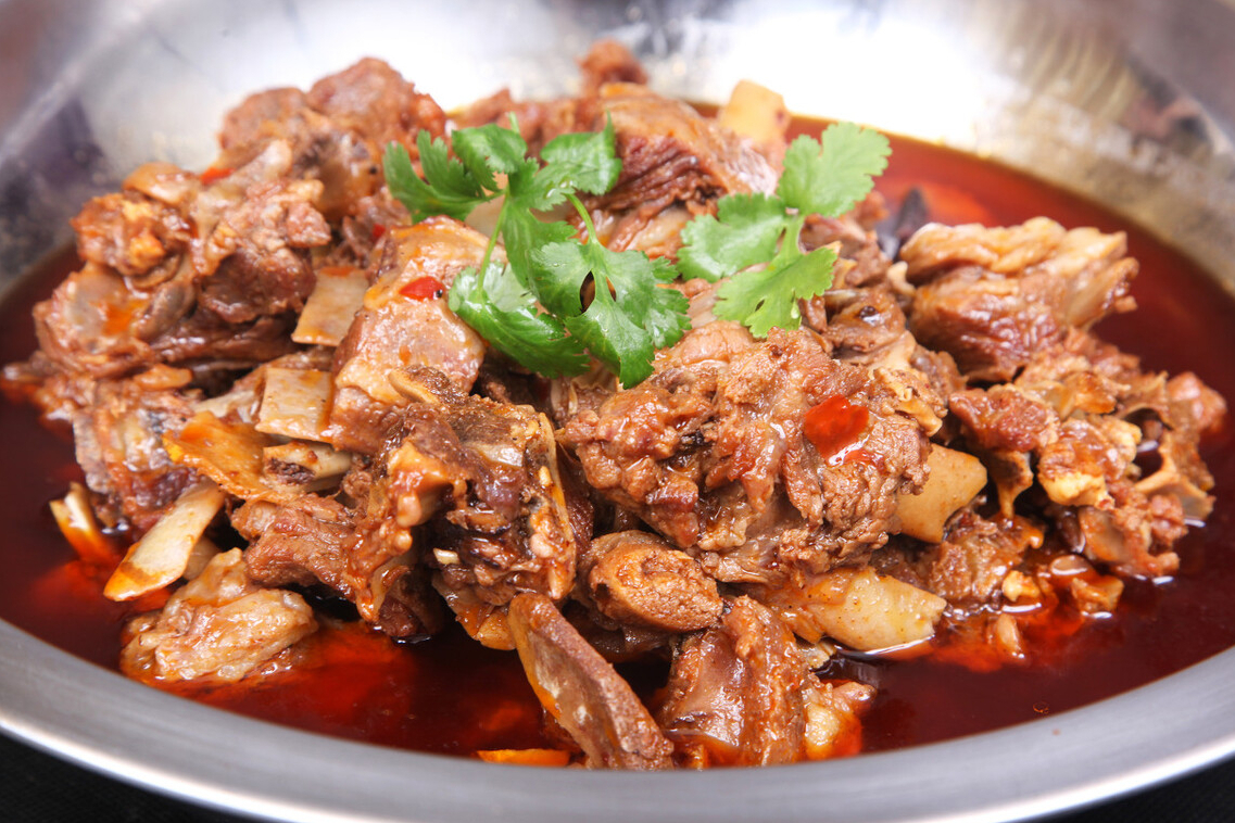 白萝卜切块放置于一旁备用;2,现在开始处理羊肉,将羊肉去筋去膜,做