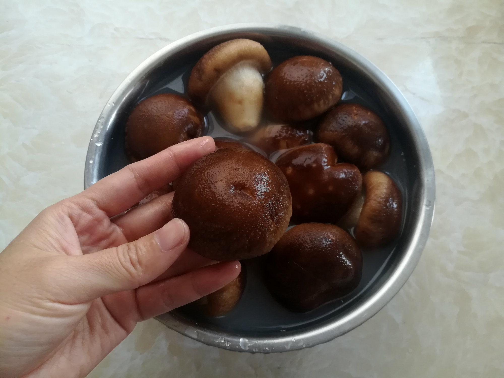 洗香菇不能只用清水,学会3个小妙招,让脏东西虫卵自动跑出来