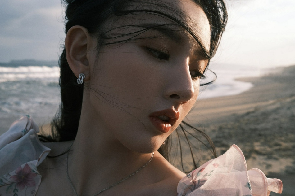 宋祖儿骑马漫步海岸仿佛精灵少女