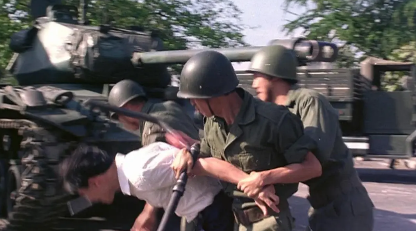 成龙意外受伤，钱小豪获得机遇，拍了部动作大片，影响了一个时代