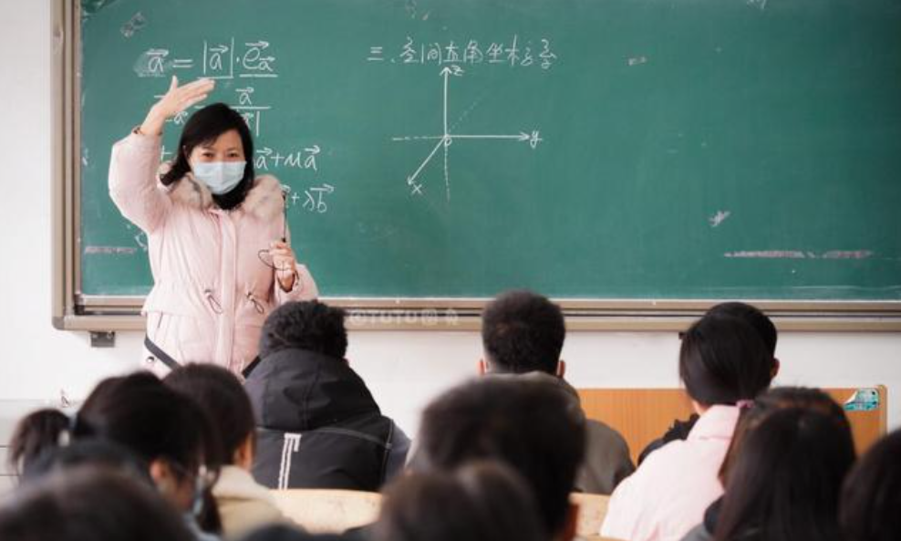 985高校副教授晒工资，年薪让人羡慕，网友：公积金是我的月薪