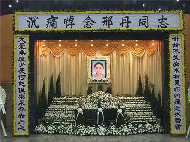 “深圳玫瑰”邢丹葬礼：与老公丛飞合葬，五岁女儿痛哭，千人送别