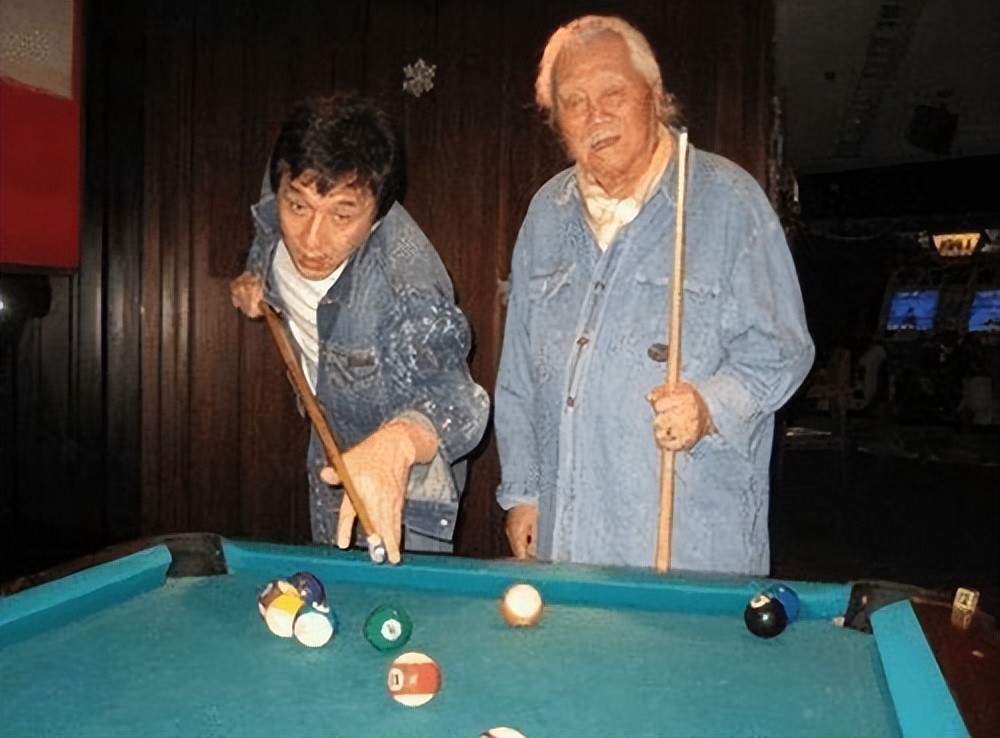 2007年成龙和亲哥安徽相认，对方一贫如洗，他有没有帮帮哥哥们