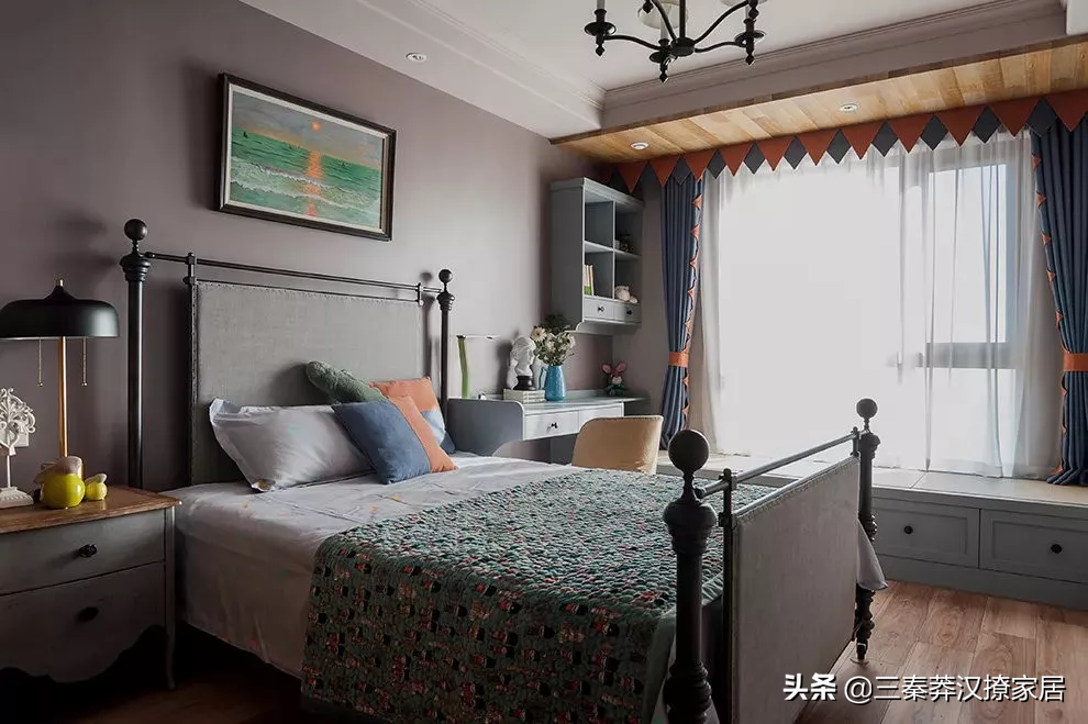 她家的美式风，格调高雅，空间弥漫着怀旧情怀的古典浪漫气息
