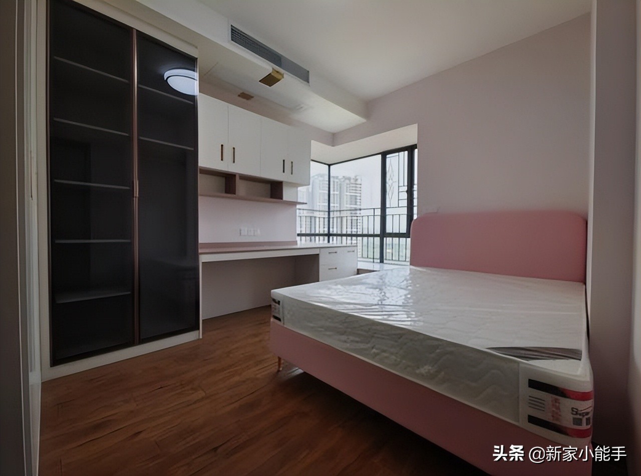 他家116平新中式风格，全屋文雅又大气，进屋就被入户玄关迷住