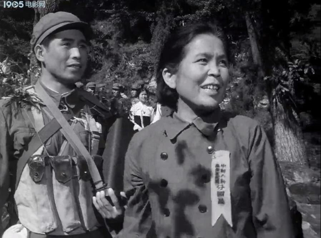 她是《打击侵略者》慰问团梅团长，丁大勇母亲，为啥难见演员消息