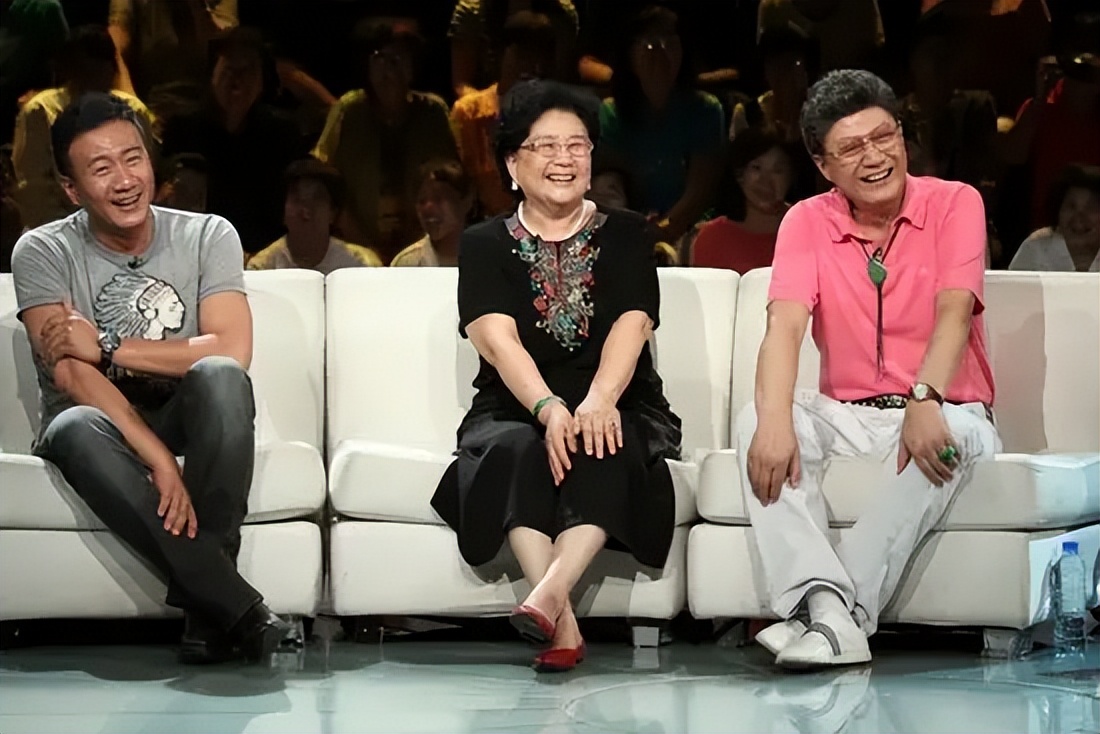 他是胡军的父亲，我国著名歌唱家，打过仗，留过洋，娶了个好媳妇