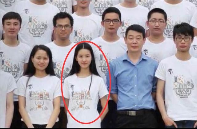 "娱圈学霸"陈都灵：素颜证件照打败章泽天，挤掉杨紫出演女主角
