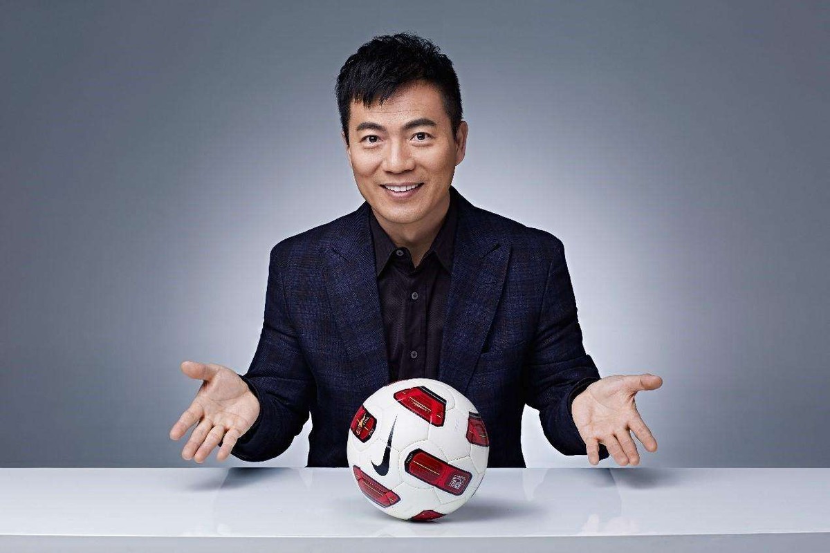 女足夺冠了，这个54岁的男人在演播厅哭了