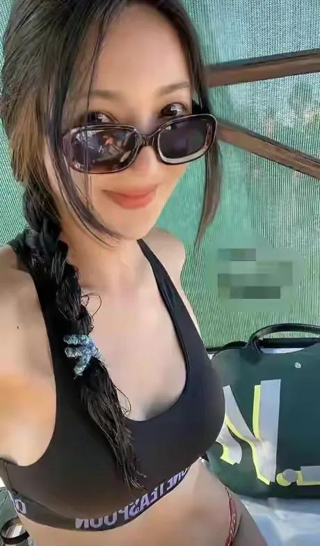 曹格老婆吴速玲，分享自己带孩子们，在海滩上游玩的照片。好美