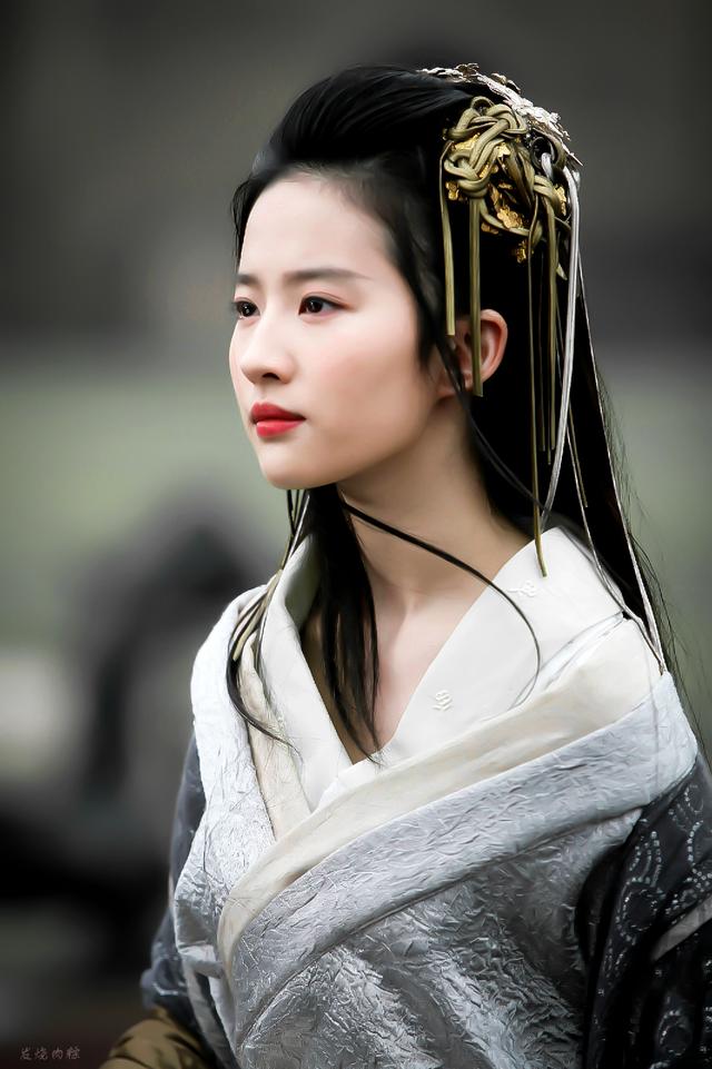 直角肩才是美人肩那是你没看这4位女星的溜肩秒杀一众直角肩