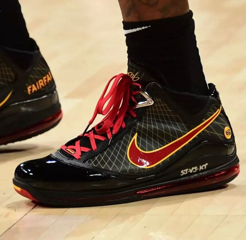 有哪些nba球星签了耐克(nba球员上脚:耐克续约科比系列,拉文正式签约