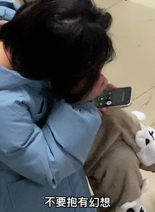 重庆一女大学生考试前夜，打电话认干爹，老师轻蔑一笑：好好复习