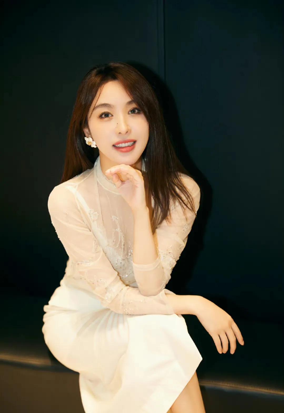 资深少女李菲儿