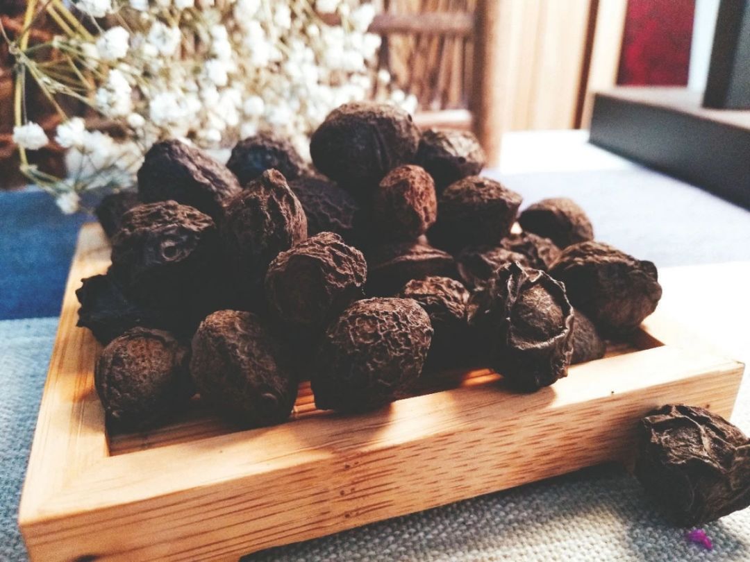 【原料】生姜2~3片,乌梅1~2个,红糖适量(一人份).