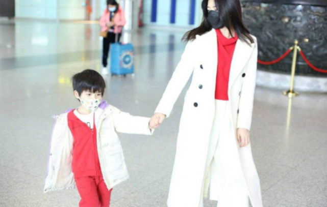 陈妍希晒沙漠故事感大片，被评像陈晓戴假发，俩人夫妻相越来越浓