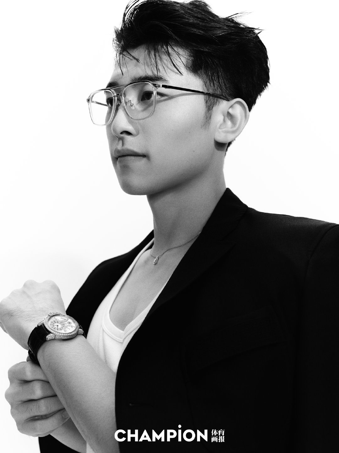 许静韬登《体育画报》，健硕肌肉配金丝眼镜，这才是斯文壮汉