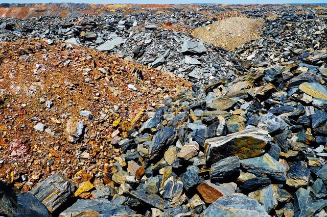 “钢铁荒”席卷全球，美国1.2万亿大基建遭打击，中国却得心应手