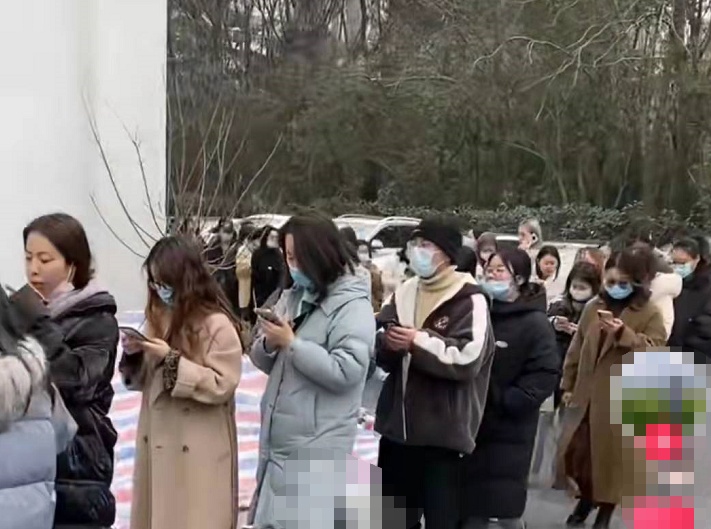 雪梨公司被投诉后仍捞金！大办清仓似批发市场，现场人挤人排长队