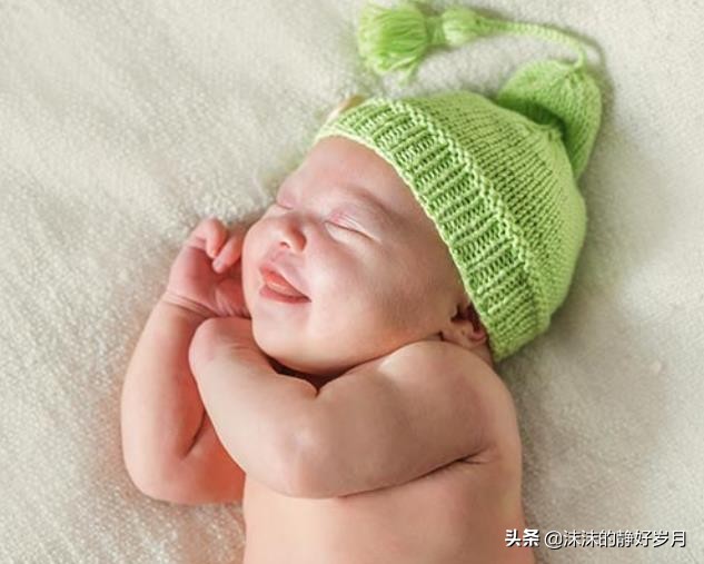 新生宝宝粉妆玉砌，萌态可掬惹人怜