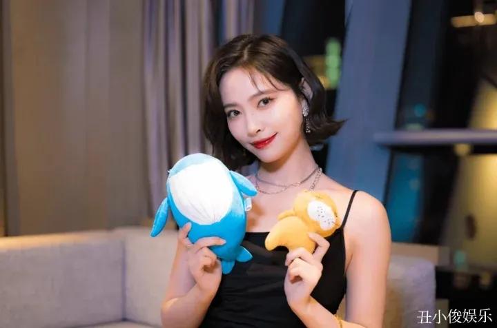 看似高冷却极好相处的反差女星