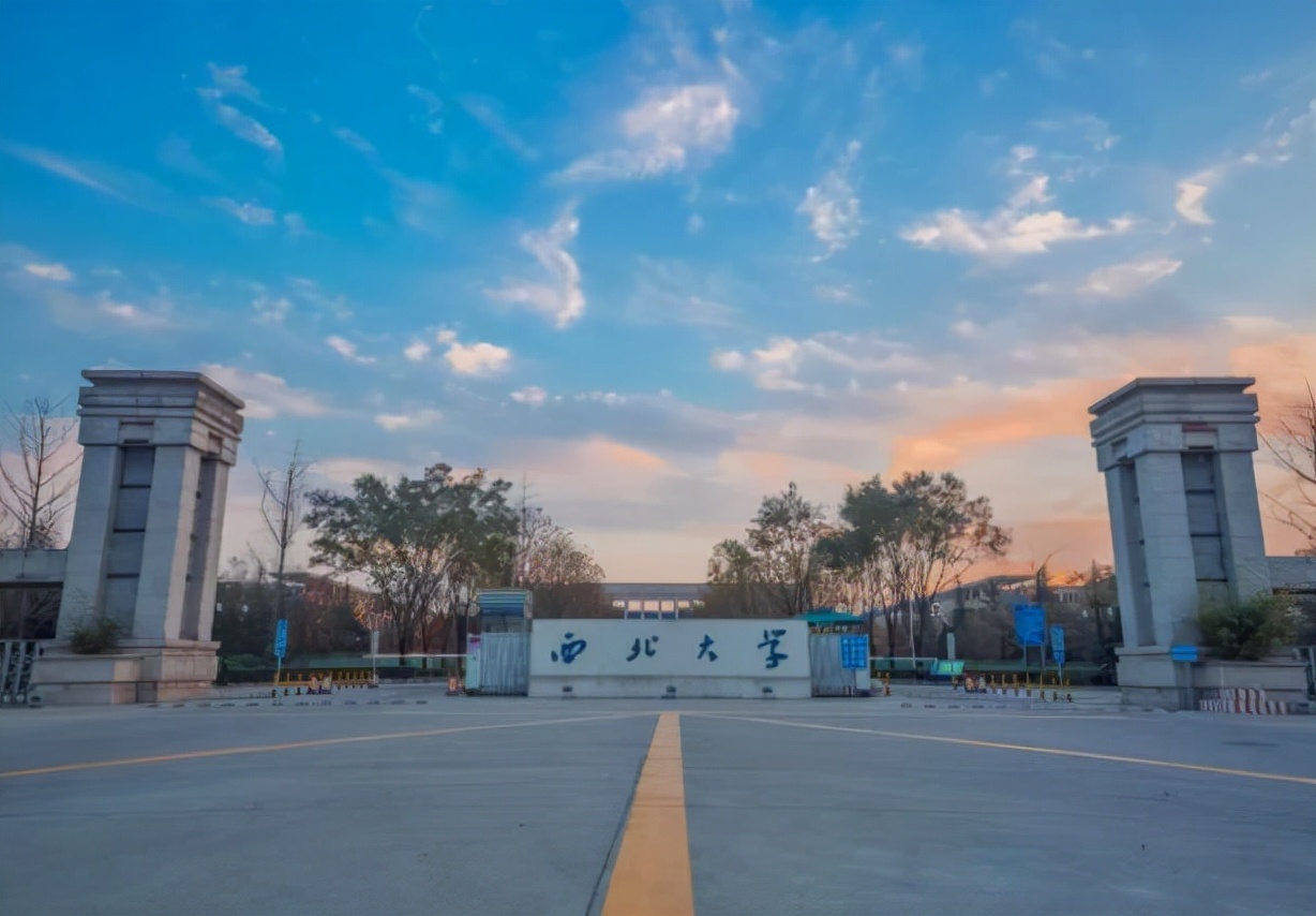 西北大学禁止学生食堂就餐，每个寝室派代表打饭，“饭桶”成亮点