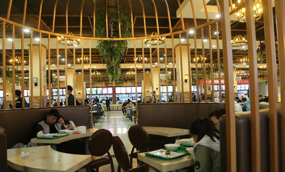 高校食堂出现“天花板”，英语单词成为亮点，食堂大妈手不抖了