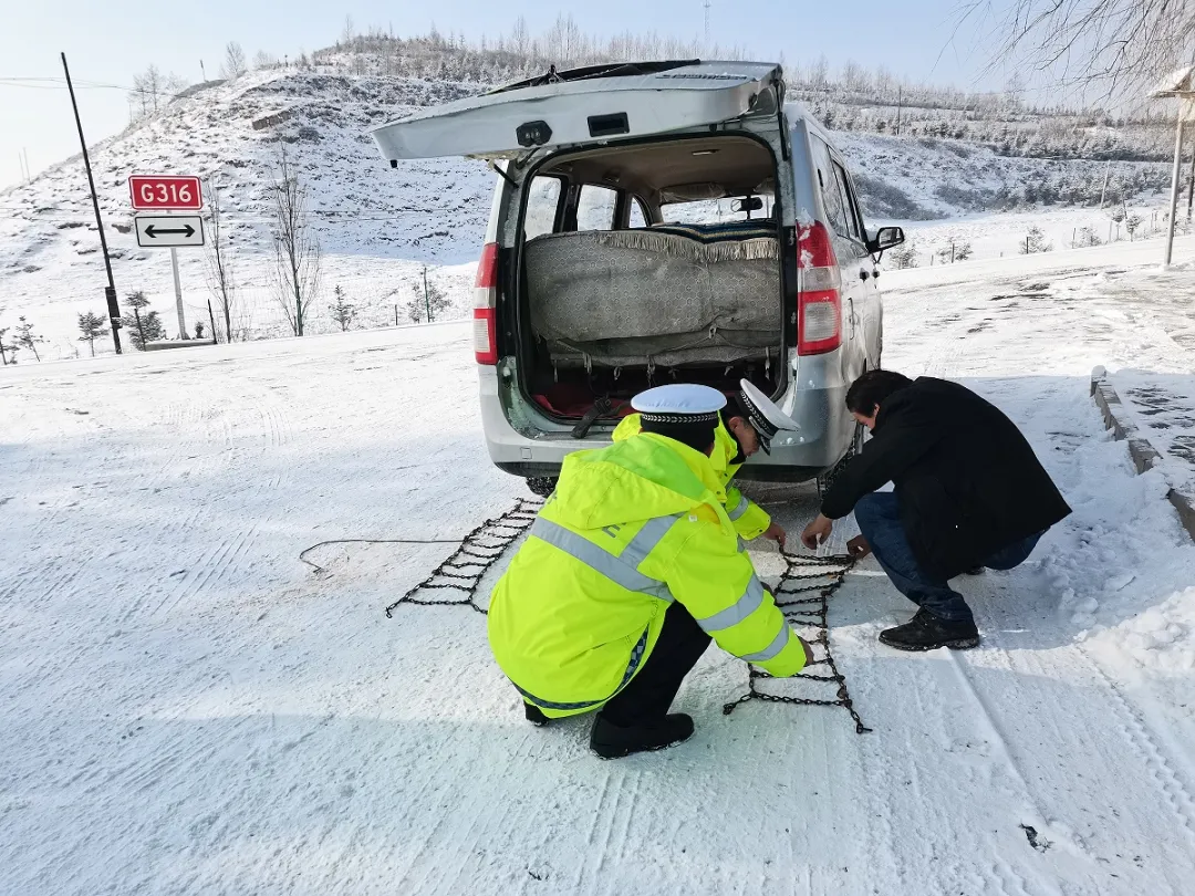 雪后的一抹靓丽“警”色