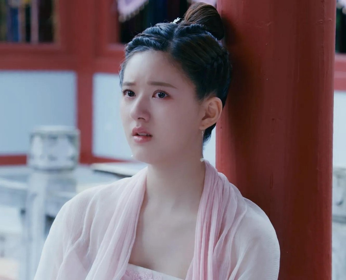 同样是“红衣造型”，杨幂娇俏像少女，赵丽颖霸气十足