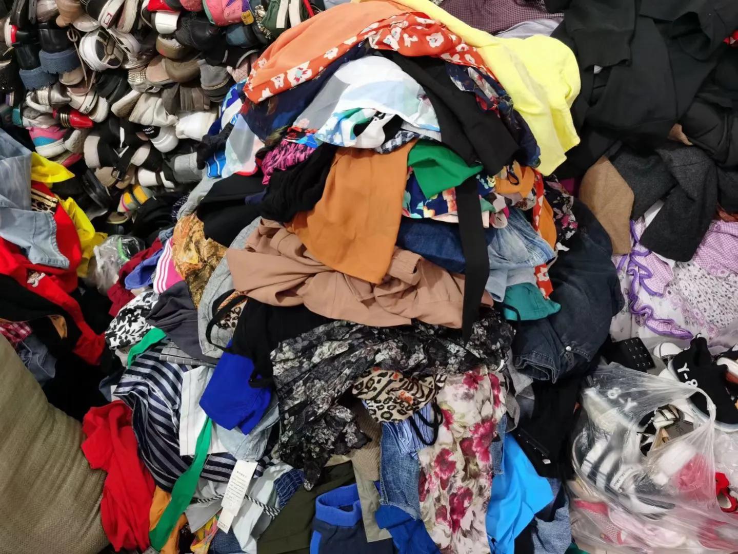 旧衣服回收需要自己承担运费吗？线上回收平台靠谱吗？