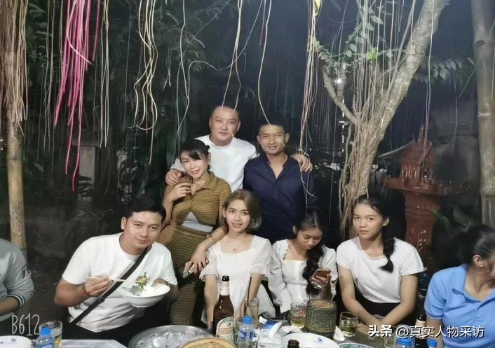 离异大叔在老挝花2万娶到小15岁美女，没代沟没文化差异，爽翻了