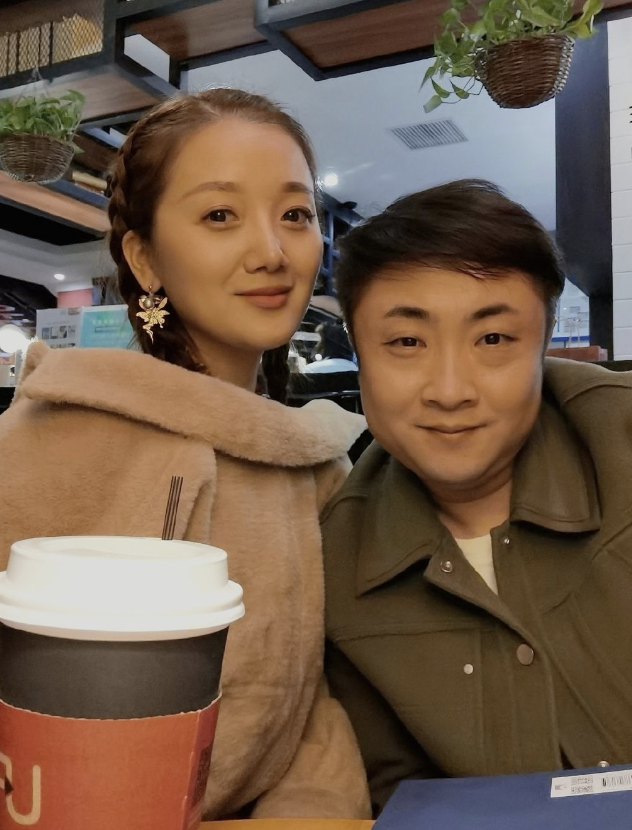 乔杉庆祝38岁生日，父女三人同框许愿超有爱，堪称共用一张脸